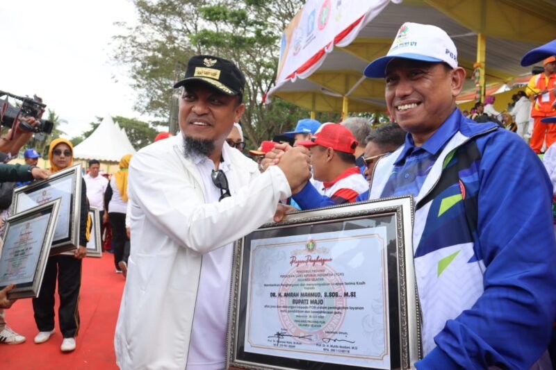 Bupati Wajo H. mran Mahmud menerima penghargaan sebagai Pemerintah Daerah yang Telah Memberikan Jasa dan Dukungannya kepada PGRI dalam Peningkatan Layanan Mutu Pendidikan dan Kesejahteraan Guru yang diserahkan langsung oleh Gubernur Sulsel, Andi Sudirman Sulaiman pembiukaan Porseni VI PGRI Sulawesi Selatan (Sulsel)di Stadion Andi Wana, Kabupaten Soppeng, Senin (24/7/2023)
