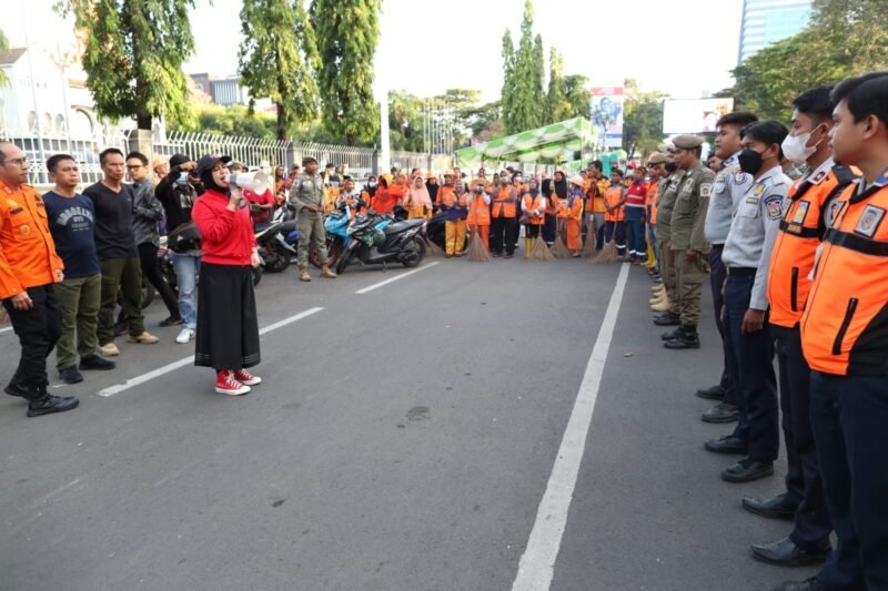 Wakil Wali Kota Makassar, Fatmawati Rusdi pimpin Apel Gabungan Tim Giat Bersih yang terdiri dari pasukan orange satgas kebersihan, tim dari Dinas Lingkungan Hidup Daerah, Tim Satpol PP, tim Dishum, BPBD, dan Damkar di Depan Monumen Mandala, Kamis (06/07/2023)