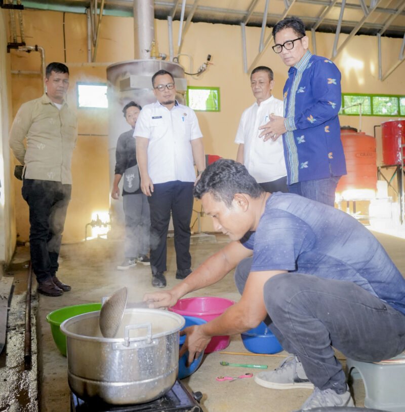 Kepala Dinas Perindagkop UKM Wajo Andi Ashari dan Kepala Dinas PMD  Andi Liliyannah  menerima kunjungan kerja Penjabat (Pj) Bupati Buton Tengah (Buteng), Sulawesi Tenggara, Andi Muhammad Yusuf, Kamis (6/7/2023)