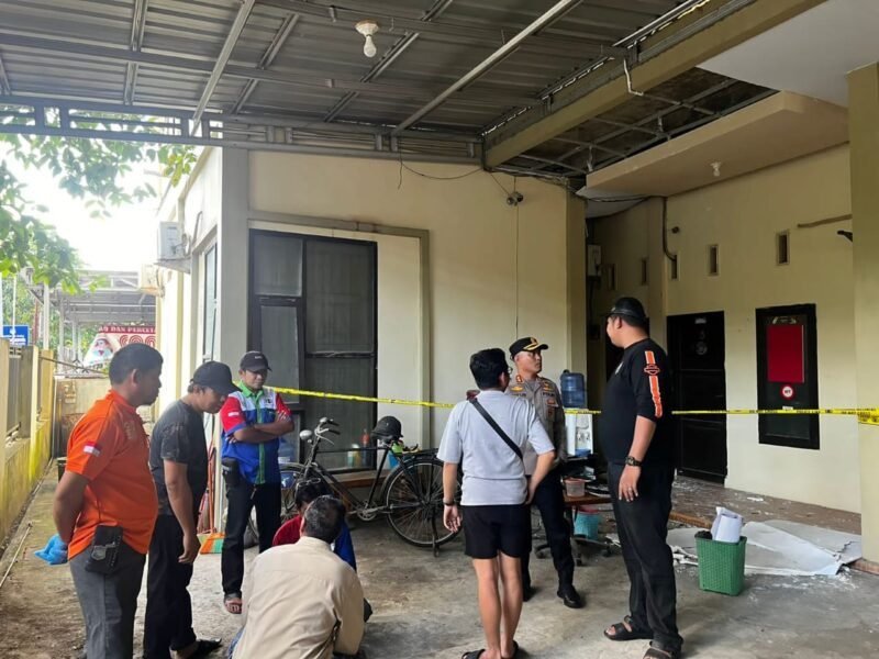Kapolres Wajo turun langsung melakukan olah tempat kejadian perkara (TKP) ledakan rumah kos yang berada di Jl. Anggrek Sengkang Kec. Tempe Kab. Wajo. Sabtu (08/7/2023)
