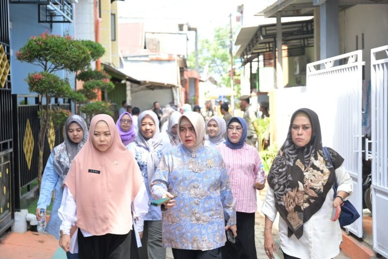 Ketua TP PKK Kota Makassar, Indira Yusuf Ismail meninjau Kelurahan Maccini Sombala, Rabu (05/07/2023)