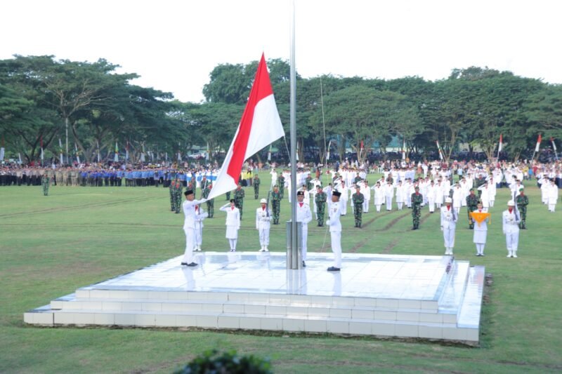 Wakil Bupati Asahan bertindak selaku Inspektur Upacara penurunan bendera yang dilaksanakan di Alun-Alun Rambate Rata Raya Kisaran, Kamis Petang (17/08/2023)