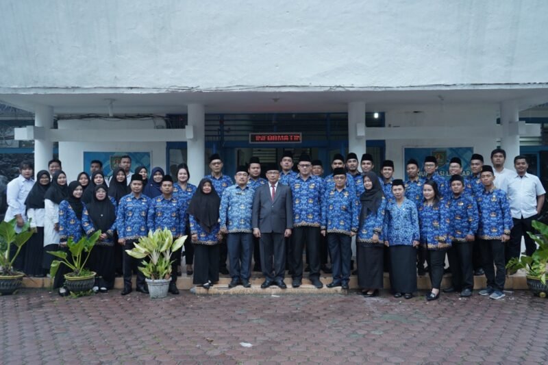 Foto bersama jajaran Dinas Kominfo Kabupaten Asahan usai melaksanakan upacara pengibaran Bendera Merah Putih di Halaman Kantor Dinas Kominfo Kabupaten Asahan, Kamis (17/08/2023)