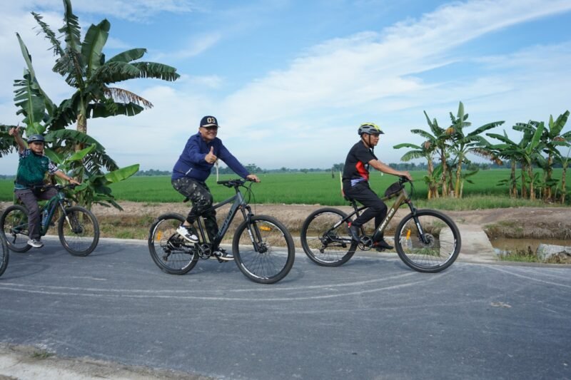 Bupati Asahan dengan OPD , Ketua TP PKK Asahan beserta pengurus dan komunitas sepeda Gowes bersama dalam rangka memeriahkan HUT RI yang ke 78 yang di mulai dari depan rumah dinas Bupati Asahan dan finis di Kantor Camat Meranti Minggu (20/08/2023)