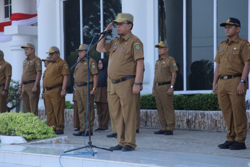 Sekda Kabupaten Asahan Drs. John Hardi Nasution, saat memimpin Apel Gabungan Bulan Agustus 2023 di Halaman Kantor Bupati Asahan, Senin (07/08/2023)