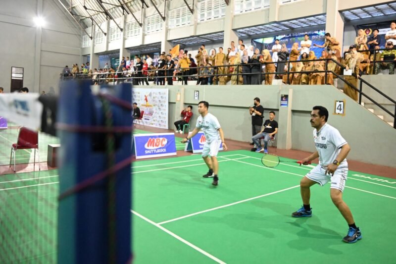 Pertandingan bulutangkis yang dilaksanakan dalam rangka 354 Tahun Sulsel dan HUT Kemerdekaan RI, di Gedung Olahraga Kantor Gubernur, Selasa (01/08/2023)