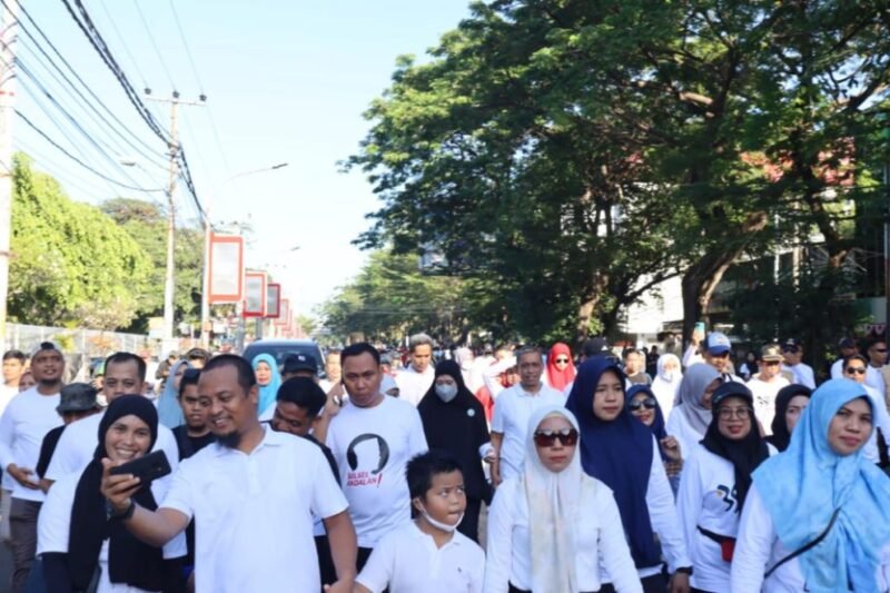 Bupati Wajo, Amran Mahmud bersama Ketua TP PKK Kabupaten Wajo, Sitti Maryam mengikuti Gerakan Sulawesi Selatan Anti Mager di Depan Rujab Gubernur Sulsel, Makassar, Minggu (6/8/2023)