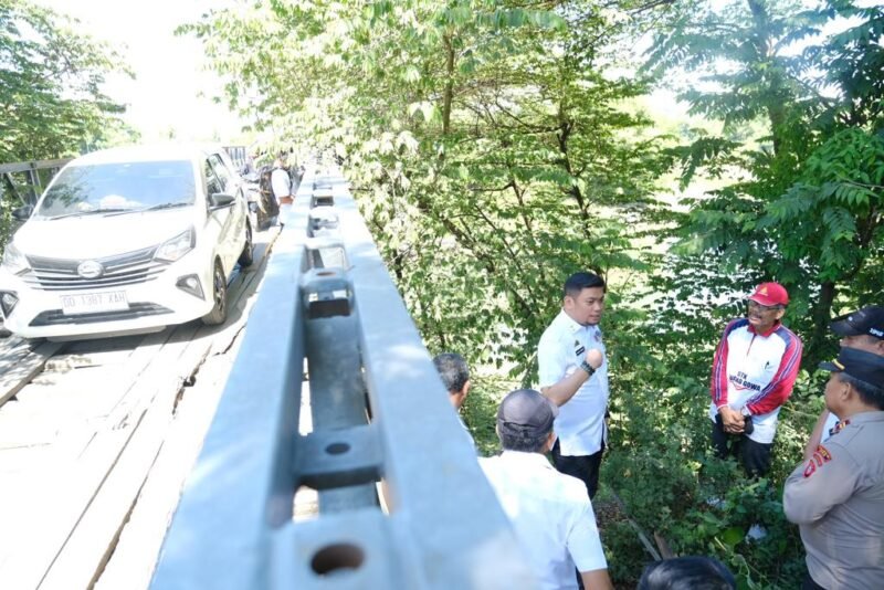 Bupati Gowa, Adnan Purichta Ichsan meninjau kondisi Jembatan Jenelata, Kecamatan Manuju, Rabu (26/07/2023)