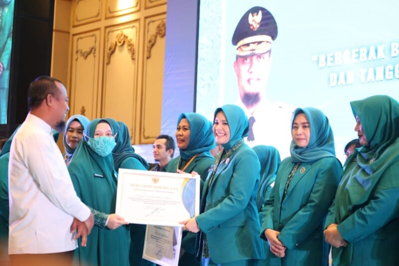 Ketua Tim Penggerak PKK Kabupaten Gowa, Priska Paramita Adnan menerima penghargaan sebagai Penggerak Pemberdayaan dan Peningkatan Kesejahteraan Masyarakat di Kabupaten Gowa Provinsi Sulawesi Selatan Pasca Pandemi Tahun 2023 yang diberikan langsung oleh Ketua Tim Penggerak PKK Provinsi Sulsel, Naoemi Oktarina didampingi Gubernur Sulsel, Andi Sudirman Sulaiman pada Puncak HKG PKK ke-51 Tingkat Provinsi Sulsel di Ballroom Myko Hotel, Makassar, Jumat (28/07/2023)