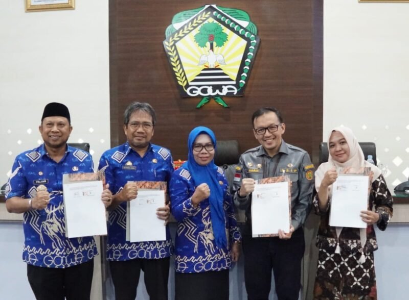 Sekretaris Daerah Kabupaten Gowa, Dra Kamsina melakukan penandatanganan Kerjasama atau MoU I Care dengan Badan Standarisasi Instrumen Pertanian (BSIP) Kementerian Pertanian RI di Baruga Karaeng Pattingalloang Kantor Bupati Gowa, Jum'at (04/08/2023)