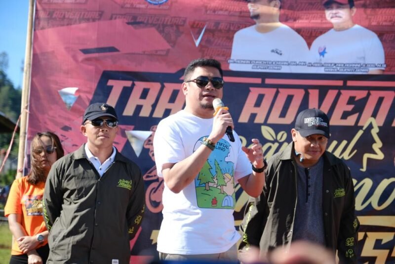 Bupati Gowa, Adnan Purichta Ichsan bersama Kapolres Gowa, AKBP Reonald TS. Simanjutak dan Dandim 1409 Gowa, Letkol INF Muhamad Isnaeni melepas ribuan peserta Malino Trail Adventure yang merupakan salah satu event contest pada perhelatan Beautiful Malino di Kelurahan Batulapisi, Kecamatan Tinggimoncong, Kabupaten Gowa, Sabtu (15/07/2023)