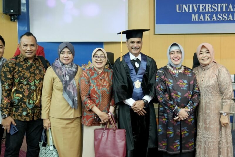 Ketua TP PKK Kota Makassar Indira Yusuf Ismail hadir mewakili Wali Kota Makassar Moh. Ramdhan Pomanto dalam sidang senat akademik pengukuhan Prof. Dr. Eng. Ir. Asri Jaya HS, S.T., M.T., IPM. sebagai anggota Dewan Profesor Fakultas Teknik Universitas Hasanuddin, di Ruang Senat Universitas Hasanuddin, Selasa (01/08/2023)