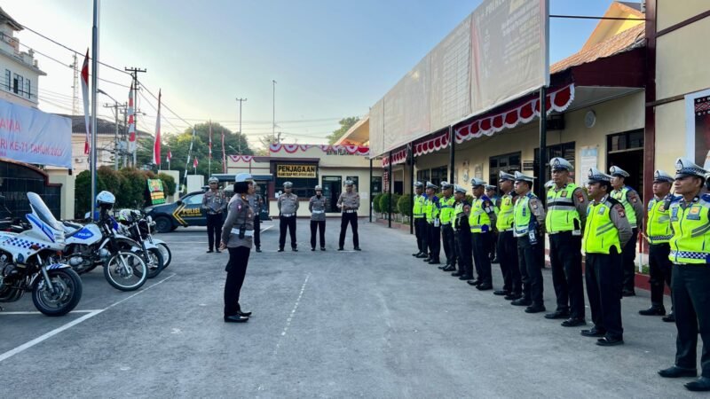 Kasatlantas Polres Gowa, AKP Ida Ayu Ari Suastini memimpin Apel Pagi dan memberikan arahan kepada Personelnya di Lapangan Apel Ashabur Rifky Polres Gowa, Sabtu (05/08/2023)