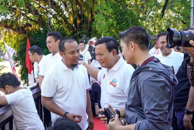 Menteri Pertahanan RI, Prabowo Subianto melepas peserta Jalan Sehat Sulsel Anti Mager 2023 dalam rangka 354 Tahun Sulsel dan dalam rangka 78 Tahun Kemerdekaan Republik Indonesia, start di depan Rumah Jabatan Gubernur Sulsel, Minggu (06/08/2023).
