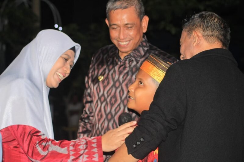 Ketua Dekranasda Kabupaten Wajo, Sitti Maryam bersama Bupati Wajo H. Amran Mahmud pada penutupan Expo Dekranasda Sulsel Kreatif Andalan 2023, Jum'at (11/8/2023)