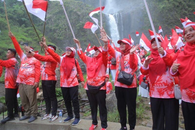 Dalam menyambut Hari Ulang Tahun (HUT) Republik Indonesia (RI) ke-78, Bupati Asahan bersama dengan Unsur Forkopimda Kabupaten Asahan mengibarkan 200 Bendera Merah Putih di Wisata Alam Air Terjun Ponot Kecamatan Aek Songsongan Kabupaten Asahan, Sabtu (12/08/2023)