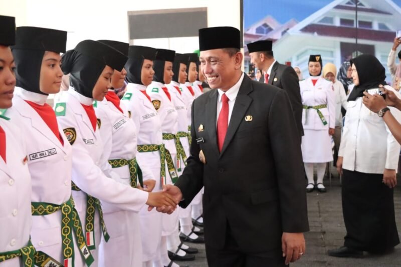 Bupati Wajo, Amran Mahmud mengukuhkan Pasukan Pengibar Bendera Pusaka (Paskibraka) Kabupaten Wajo tahun 2023 di Ruang Pola Kantor Bupati Wajo, Rabu, (16/8/2023)
