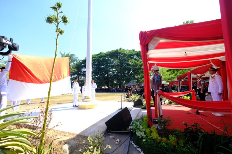 Bupati Gowa, Adnan Purichta Ichsan bertindak sebagai Inspektur Upacara pada peringatan Hari Ulang Tahun (HUT) ke-78 Republik Indonesia di Lapangan Upacara Kantor Bupati Gowa, Kamis (17/08/2023)