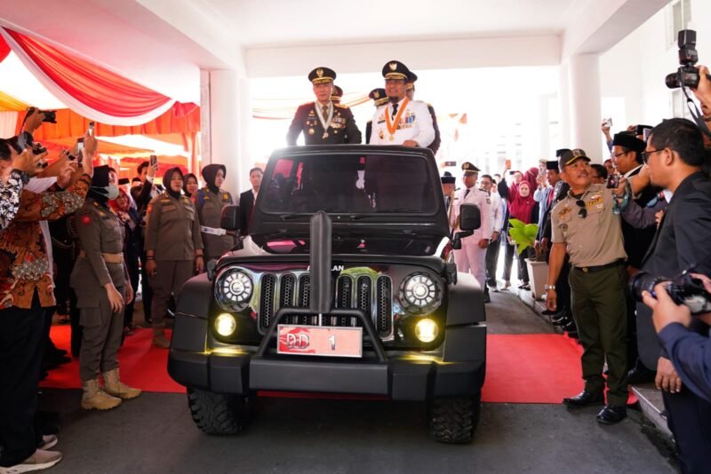 Gubernur Sulsel, Andi Sudirman Sulaiman bersama Pangdam XIV/Hasanuddin Mayjen TNI Totok Imam Santoso, Kapolda Sulsel Irjen Pol Setyo Boedi Moempoeni Harso, Pangkoopsau II Marsma TNI AU Adi Kuntoro dan Dantamal VI Laksma TNI Ivan Gatot Prijanto menggunakan Mobil Jeep ANDALAN (JIPAND) sebagai mobil inspeksi pasukan, Kamis, 17 Agustus 2023