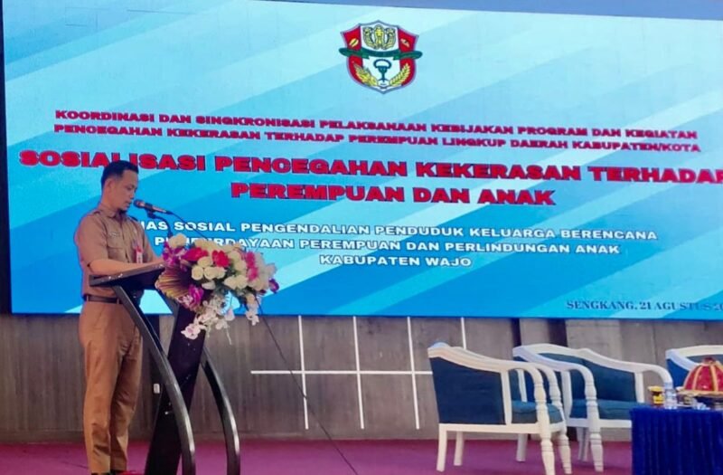 Asisten III Setkab Wajo, Muhammad Ilyas saat membuka Sosialisasi Pencegahan Kekerasan Terhadap Perempuan dan Anak yang digelar Dinas Sosial, P2KB dan P3A Kabupaten Wajo di Ruang Pola Kantor Bupati Wajo, Senin 21 Agustus 2023