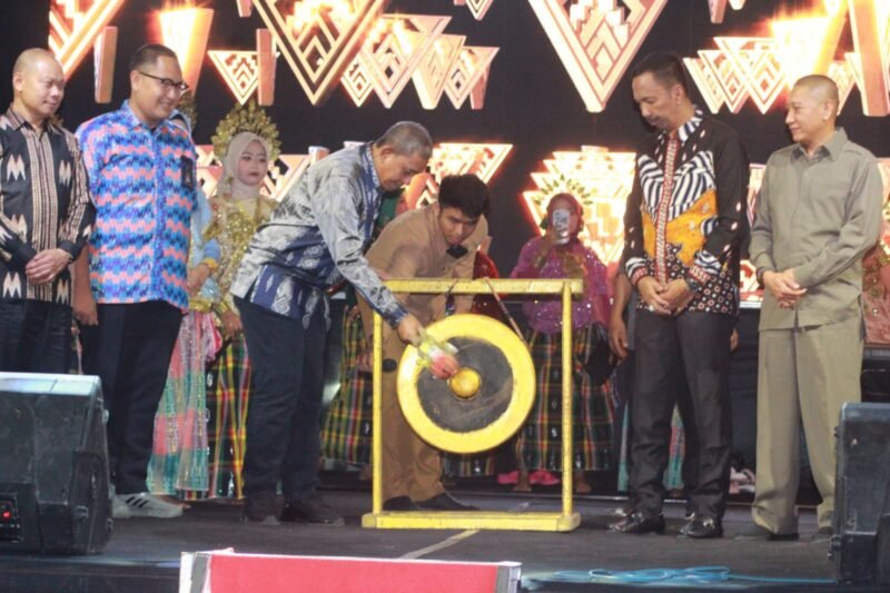 Bupati Wajo, Amran Mahmud membuka secara resm Festival Danau Tempe di Ruang Terbuka Hijau (RTH) Callaccu Sengkang, Senin (21/08/2023) yang ditandai pemukulan gong