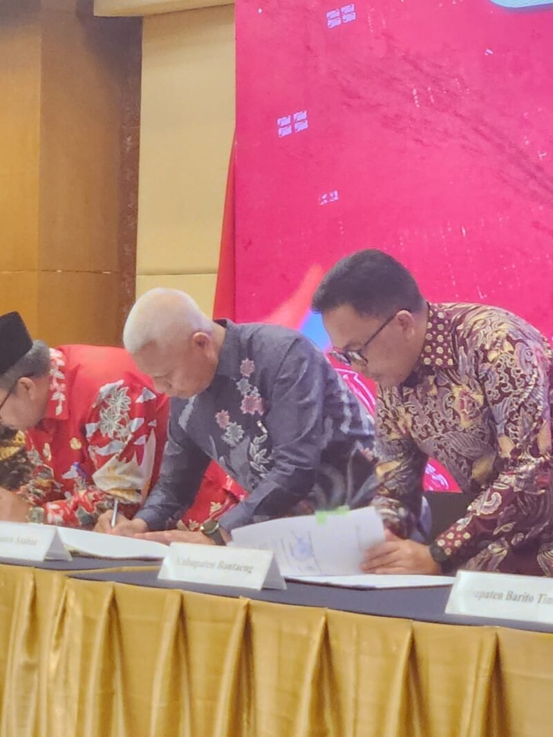 Bupati Asahan H. Surya, BSc menandatangani Perjanjian Kerja Sama Optimalisasi Pemungutan Pajak Pusat dan Pajak Daerah Antara DJP, DJPK dan Pemerintah Daerah tahun 2023, di Jakarta, Selasa (22/08/2023)