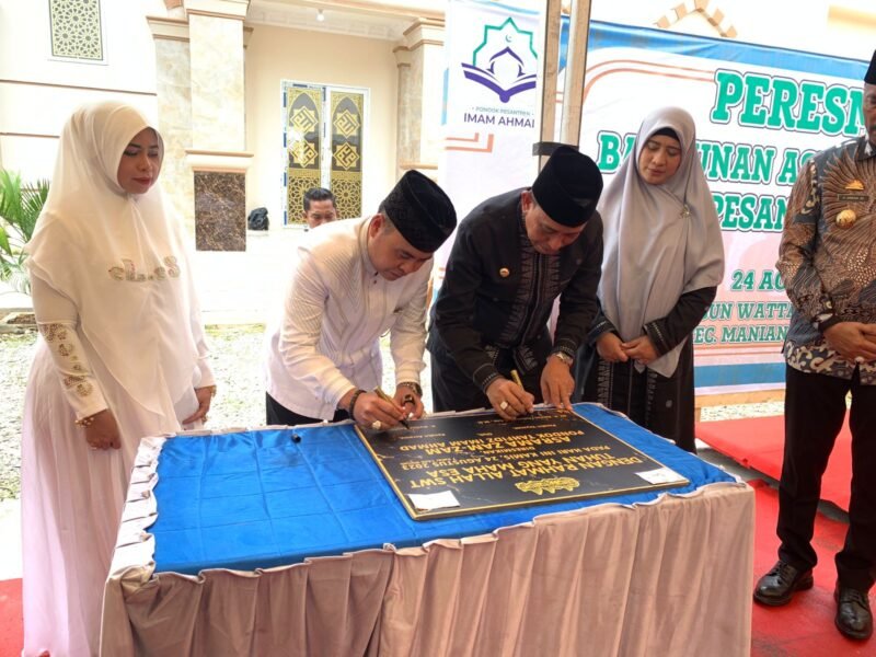 Gedung Asrama Zam-Zam Pondok Tahfidz Imam Ahmad Desa Sogi yang telah selesai dibangun, kini diresmikan Kamis (24/8/2023). Peresmian ditandai dengan Penandatanganan prasati oleh Bupati Wajo, Amran Mahmud bersama Pendiri Yayasan Zam-Zam Al Ikhlas Makassar, H. Husain serta Pengguntingan Pita oleh Ketua TP PKK, Sitti Maryam dan Keluarga Pendiri, Hj. Nurhayati