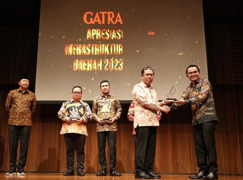 Wali Kota Makassar diwakili oleh Sekretaris Daerah (Sekda) Kota Makassar, Muh Ansar menerima Penghargaan Gatra Apresiasi Infrastruktur Daerah Tahun 2023 di Soehana Hall, The Energy Building SCBD, Jakarta Selatan, Rabu (30/08/2023) malam.