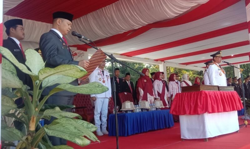 Ketua DPRD Wajo H. Andi Alauddin Palaguna membacakan teks proklamasi kemerdekaan RI pada peringatan HUT RI ke 78 di Lapangan Merdeka Sengkang, Kamis (17/08/2023)