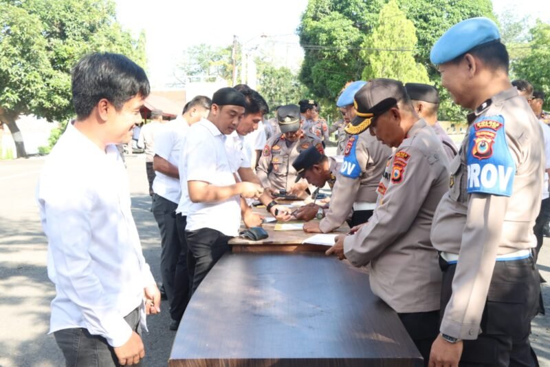 Wakapolres Wajo, Kompol H. Muhtar didampingi Kabag Log Kompol Jasman Parudik dan Plt. Kasi Propam AKP Syarifuddin, melakukan pemeriksaan kelengkapan senjata api yang dimiliki oleh anggota Polres Wajo Rabu (02/08/2023)