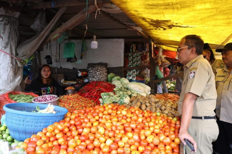 Wali Kota Makassar Moh Ramdhan Pomanto berbincang dengan pedagang pasar saat meninjau stok dan harga pangan di Pasar Terong, beberapa waktu lalu