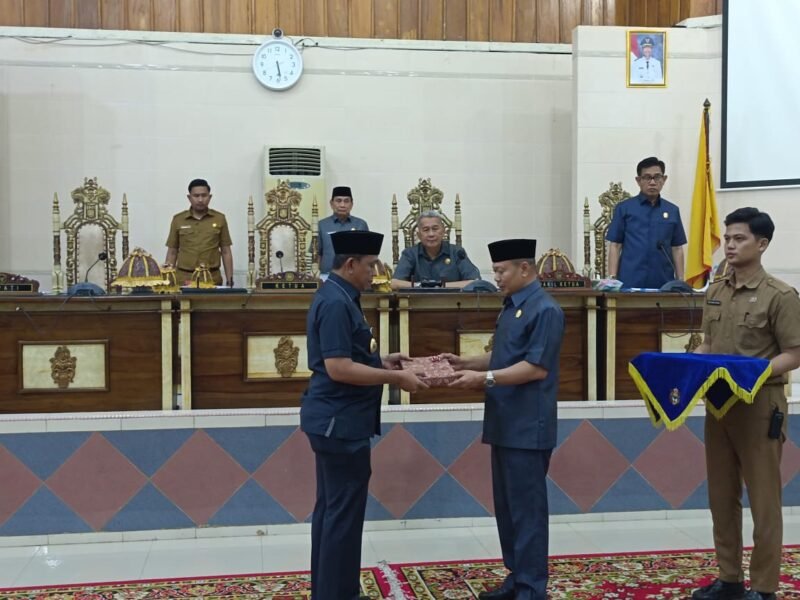 Bupati Wajo H. Amran mahmud menyerahkan Ranperda Perubahan APBD Tahun 2023 kepada Ketua DPRD Wajo H. Andi Alauddin Palagunan pada sidang paripurna DPRD Wajo Senin, (11/09/2023)