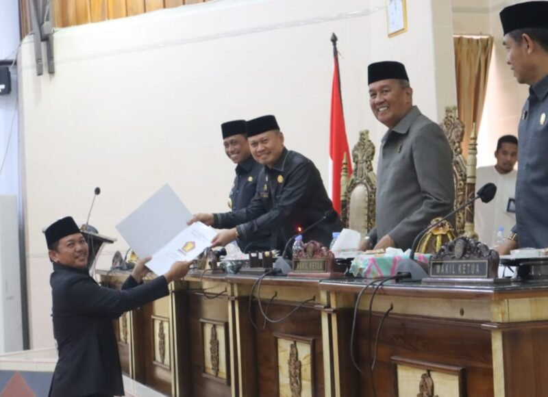 Fraksi Gerindra melalui juru bicaranya menyerahkan pemandangan umum fraksinya terkait pengajuan 3 Ranperda kepada Ketua DPRD Wajo H. Andi Alauddin Palaguna pada sidang paripurna pengajuan 3 Ranperda, Rabu (06/09/2023)