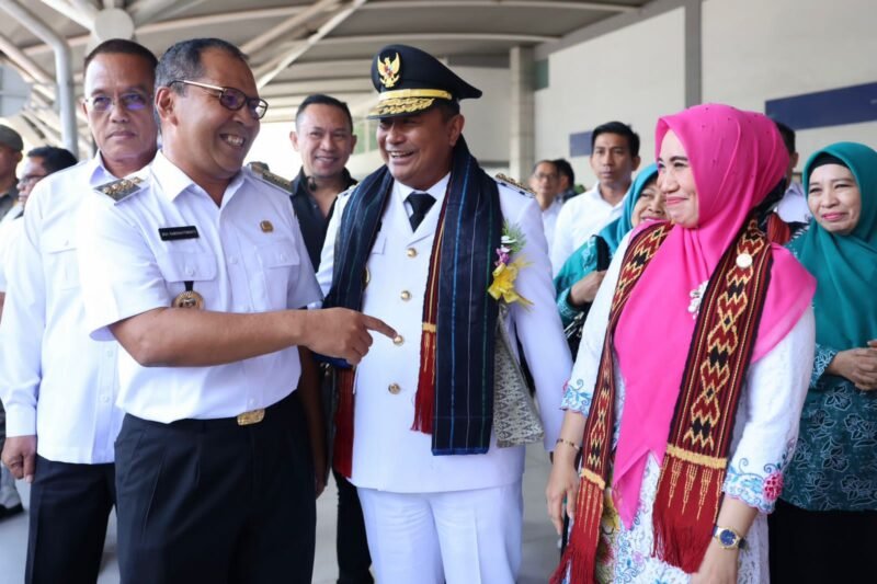 Wali Kota Makassar, Danny Pomanto menyambut kedatangan Pj Gubernur Sulawesi Selatan Bahtiar Baharuddin di Bandara Internasional Sultan Hasanuddin, Rabu (06/09/2023)