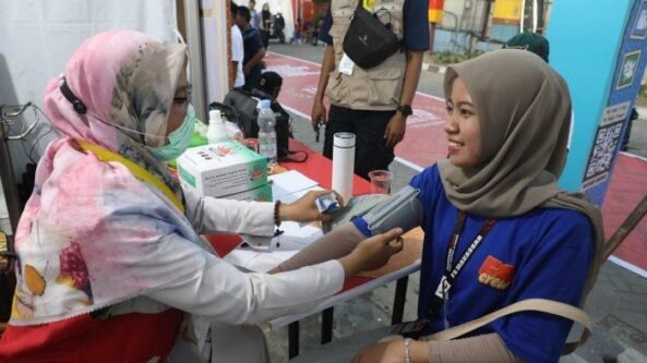 Tenaga Kesehatan Dinkes Kota Makassar memeriksa pengunjung F8