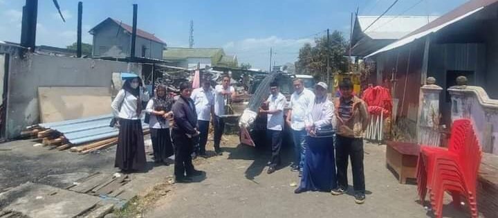 Dinas Perumahan dan Kawasan Permukiman (Disperkim) Kota Makassar kembali mendistribusikan bantuan material korban kebakaran di Kelurahan Kecamatan Tamalanrea, Rabu (13/09/2023)