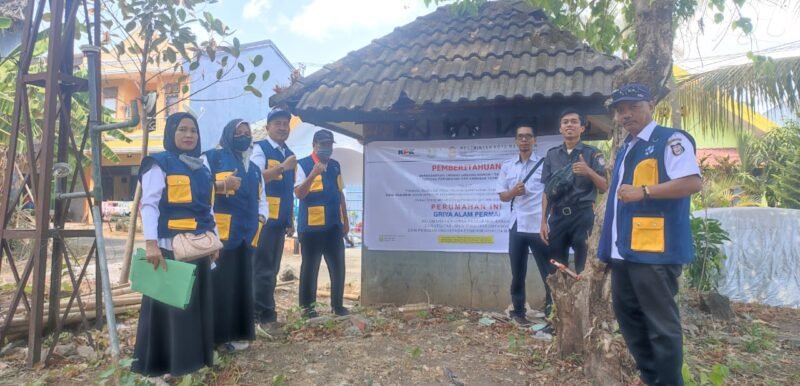 Tim I Disperkrim Kota Makassar dipimpin oleh Hirman, SE., M.Si., melakukan pemasangan spanduk pemberitahuan penyerahan PSU di  Perumahan Griya Alam Permai dan Perumahan Griya Intan Lestari, Rabu (13/09/2023)