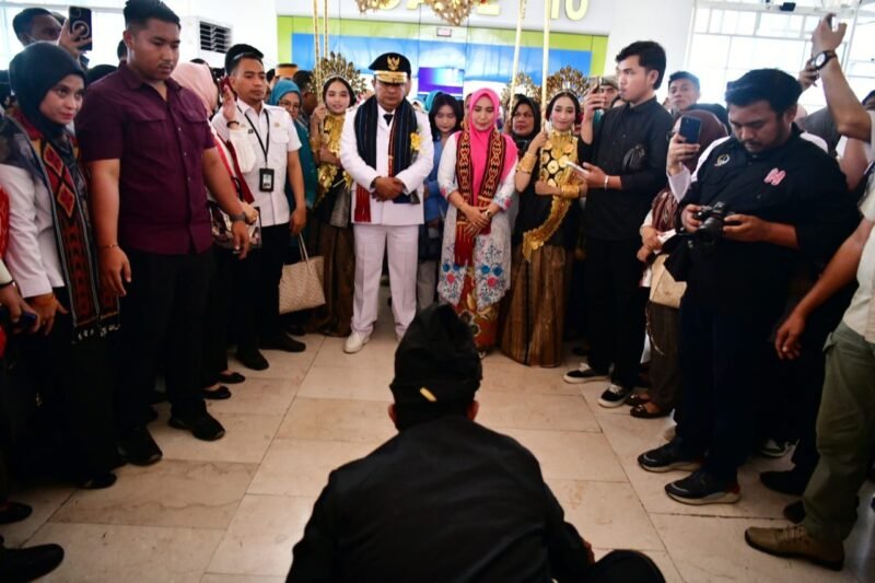 Penjabat Gubernur Sulsel, Bahtiar disambut oleh Pejabat Lingkup Provinsi Sulsel dengan Tari Paduppa saat tiba di Makassar, Rabu (06/09/2023)
