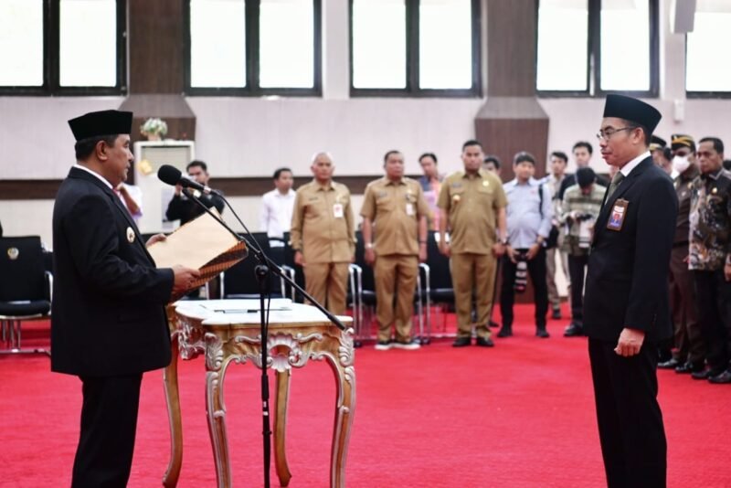 Penjabat Gubernur Sulsel, Bahtiar Baharuddin, mengukuhkan Muhammad Risbiantoro sebagai Kepala Perwakilan BPKP Sulsel, di Ruang Pola Kantor Gubernur, Senin, 11 September 2023