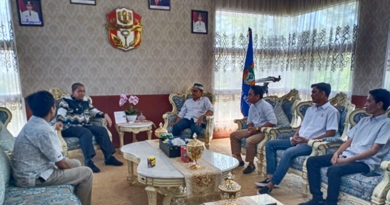 Bupati Wajo, Amran Mahmud menerima audiesni Pengurus Himpunan Pengusaha Muda Indonesia ( HIPMI) Kabupaten Wajo periode 2023 -2026 di Ruang Kerja Bupati, Jumat (29/9/ 2023)