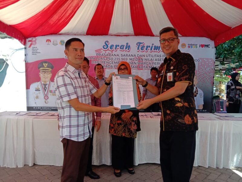 Penyerahan PSU Perumahan dari warga Perumahan Anging Mammiri Residence ke Pemerintah Kota Makassar di Jalan Hertasning Baru, Kamis (31/08/2023)