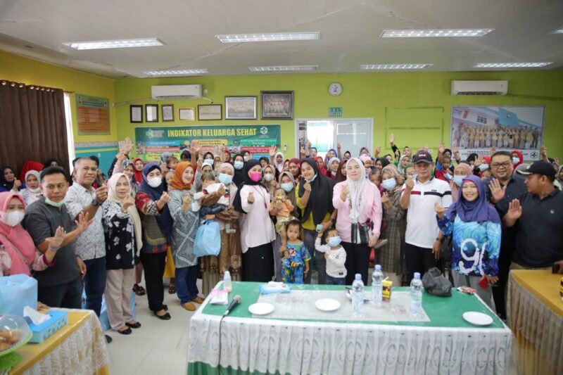 Kepala Bidang Kesehatan Masyarakat Dinas Kesehatan (Dinkes) Kota Makassar, Sunarti, S.ST., mendampingi Wakil Wali Kota Makassar, Fatmawati Rusdi melakukan kunjungan ke Puskesmas di dua kecamatan, yakni Kecamatan Wajo dan Kecamatan Ujung Tanah, dalam rangka grebek stunting, Sabtu (02/09/2023)