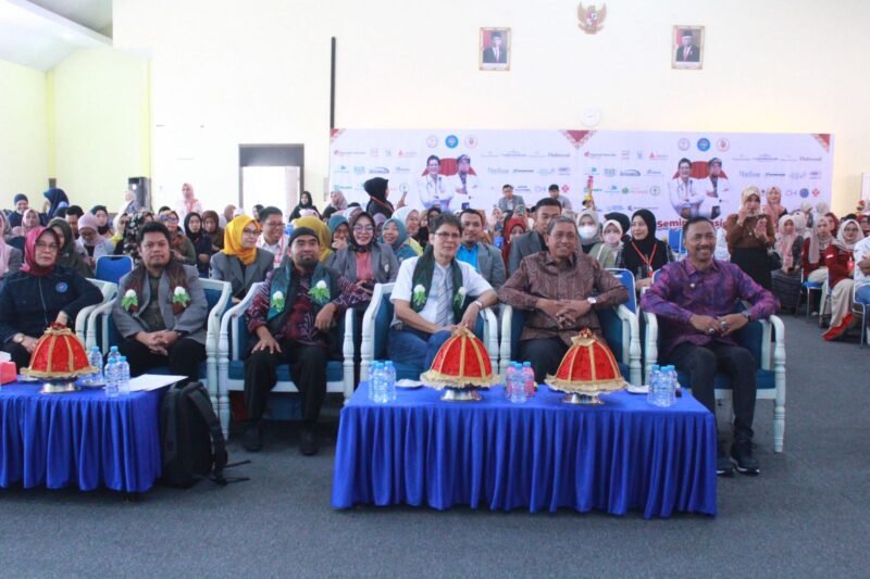 Bupati Wajo, Amran Mahmud dan Wakil Bupati Wajo Amran  menghadiri Seminar Nasional Kesehatan yang merupakan rangkaian dari Pelantikan dan Rakercab Kepengurusan PC Ikatan Apoteker Indonesia Kabupaten Wajo Priode 2023-2027, Minggu (3/9/2023)