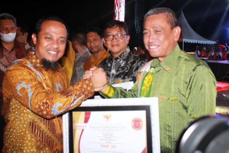 Bupati Wajo H. Amran Mahmud me Rima Penghargaan yang diserahkan oleh Gubernur Sulsel Andi Sudirman Sulaiman di sela kegiatan Penutupan Pekan Raya Sulsel (PRS) ke-9 yang digelar di Center Point Of Indonesia, Makassar (3/9/2023)