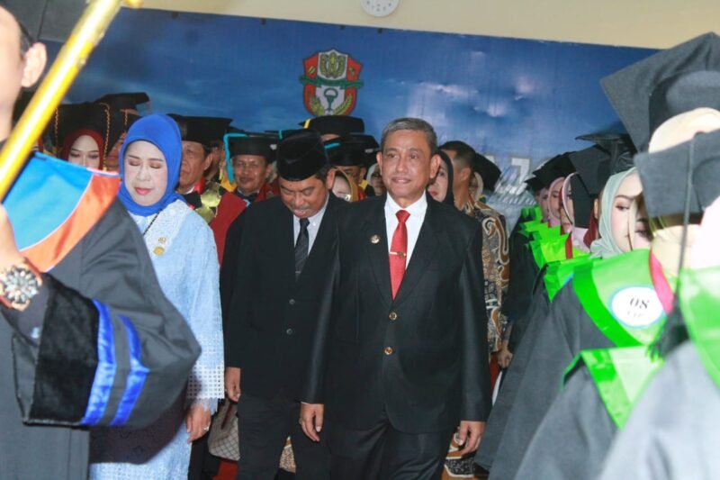 Bupati Wajo H. Amran Mahmud saat menghadiri Rapat Senat Terbuka Luar Biasa dalam rangka Wisuda V Magister, Sarjana dan Ahli Madya Uniprima yang digelar di Ruang Pola Kantor Bupati Wajo, Sabtu (9/9/2023)