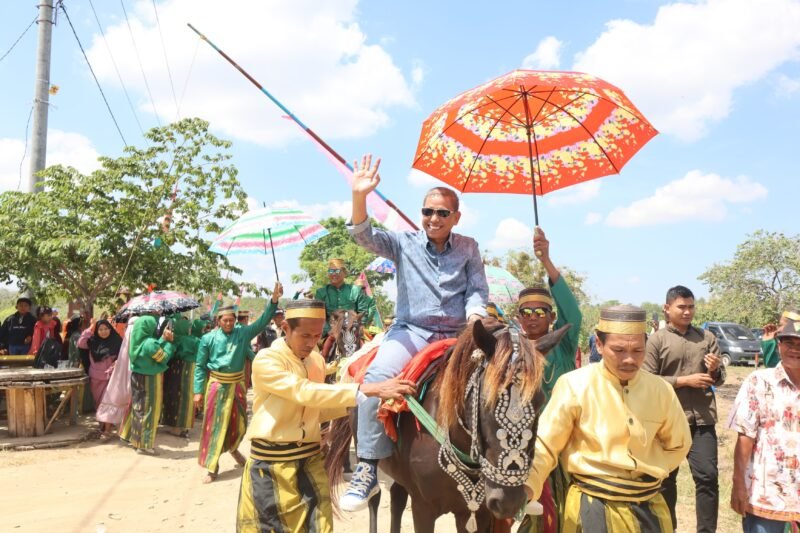 Bupati Wajo, H. Amran Mahmud bersama rombongan dijemput di gerbang dan dipersilahkan menaiki kuda menuju tenda tempat pelaksanaan acara Hari Jadi Waetuwo, Sabtu (09/09/2023)