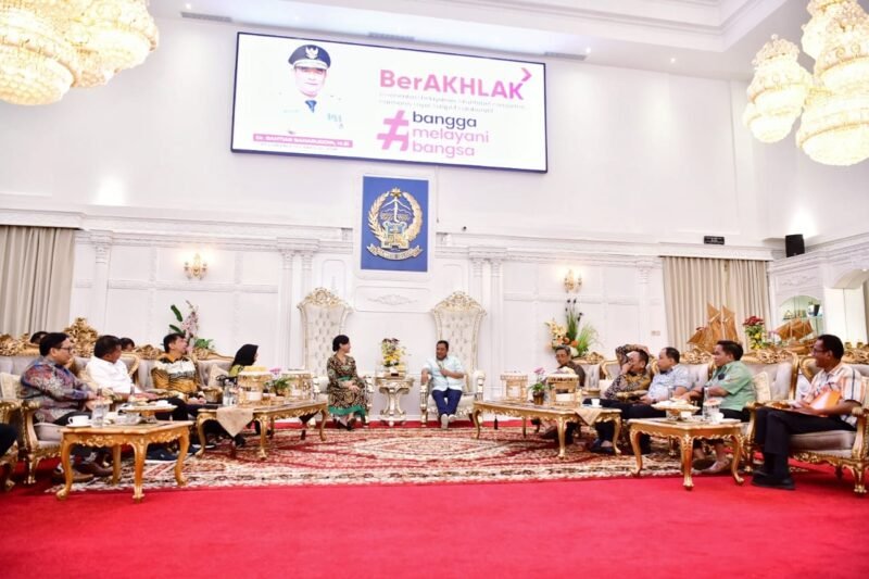 Penjabat Gubernur Sulsel, Bahtiar Baharuddin, menerima audiensi Pimpinan Otoritas Jasa Keuangan (OJK) RI di Rumah Jabatan Gubernur, Minggu (10/09/2023)