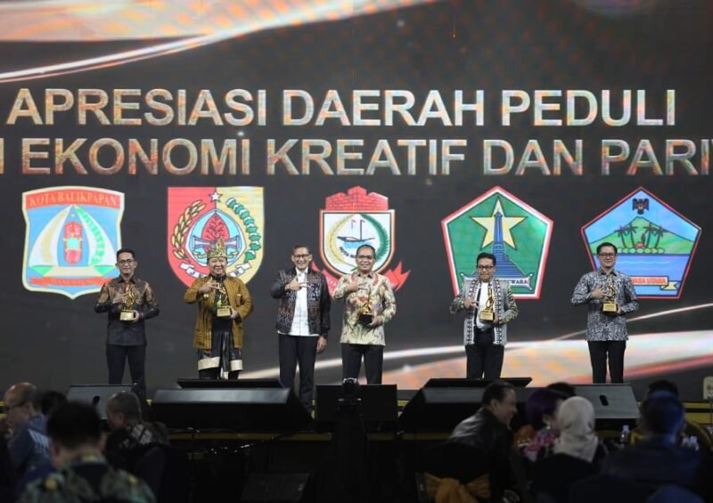 Wali Kota Makassar,. Danny Pomanto terima penghargaan Apresiasi Daerah Peduli Inovasi Ekonomi Kreatif dalam peringatan 12 Tahun Kompas TV yang diserahkan langsung oleh Menteri Pariwisata dan Ekonomi Kreatif RI Sandiaga Uno di The Sultan Hotel, Jakarta, Rabu (11/09/2023)