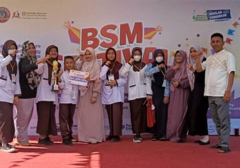Tiga siswa-siswi dari UPT SPF SMP Negeri 27 Makassar mengukir prestasi gemilang dengan meraih gelar Juara Pertama dalam kompetisi Karya Tulis Ilmiah (KTI) pada Bosowa School Makassar (BSM) Festival di Jalan Lanto Daeng Pasewang, Selasa (12/09/2023)