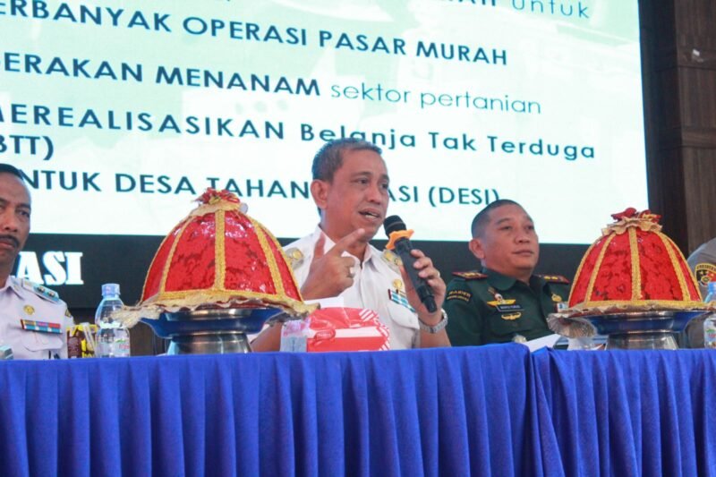 Bupati Wajo H. Amran Mahmud memberikan pengarahan pada Rapat Koordinasi (Rakor) Percepatan Pencapaian 8 Program Pioritas Pj. Gubernur Sulsel di Ruang Pola Kantor Bupati Wajo, Rabu (13/09/2023)